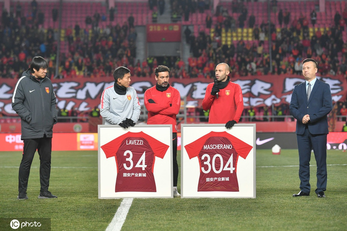 阿根廷传奇球星宣布退役,球迷集体送别视频