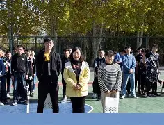 运动员们在赛后庆祝胜利,展现出团结互助的团队精神的简单介绍 运动员们在赛后庆祝胜利,展现出团结互助的团队精神的简单介绍